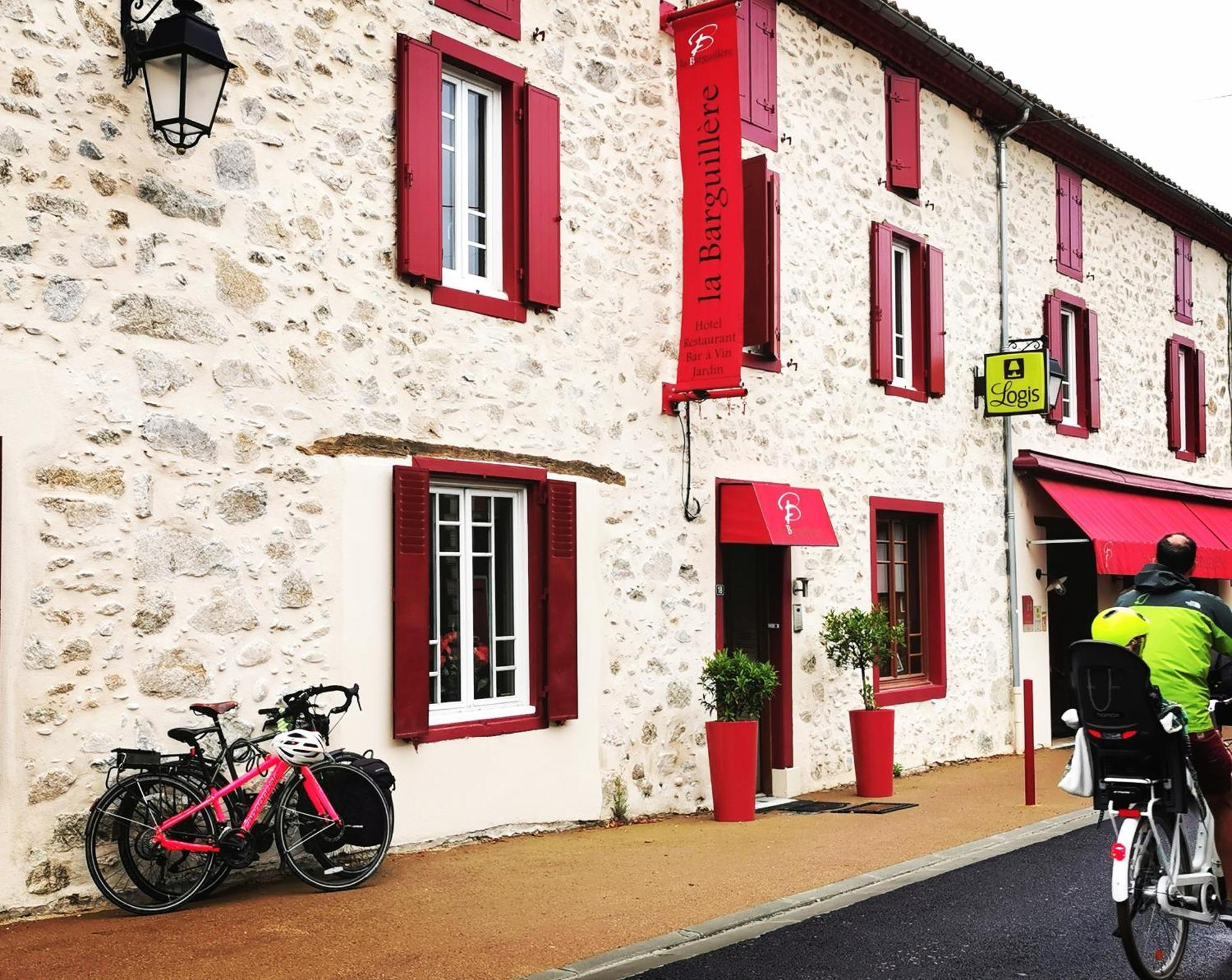 Logis Hotel Restaurant La Barguillere Saint-Pierre-de-Rivière エクステリア 写真
