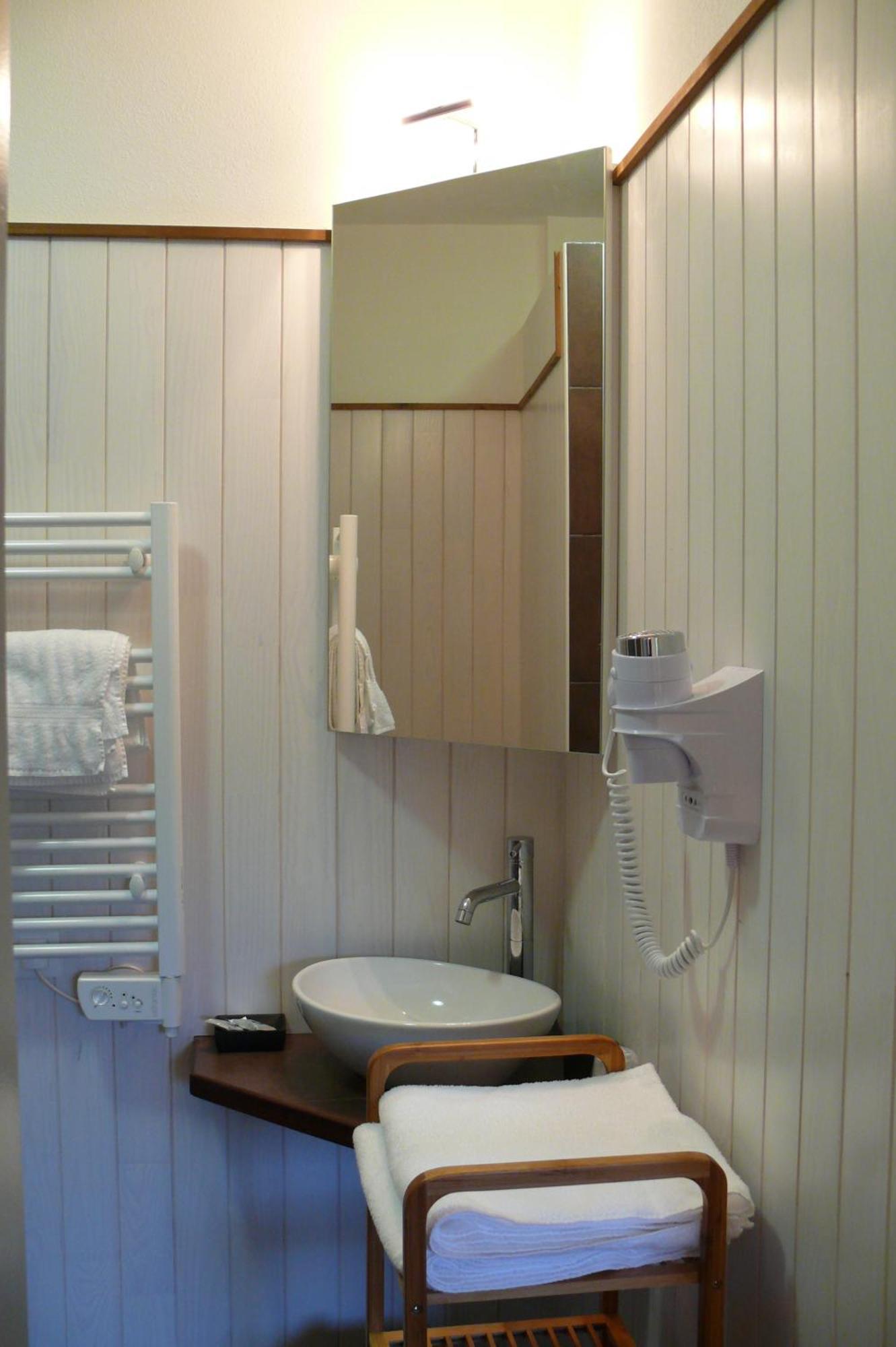 Logis Hotel Restaurant La Barguillere Saint-Pierre-de-Rivière エクステリア 写真